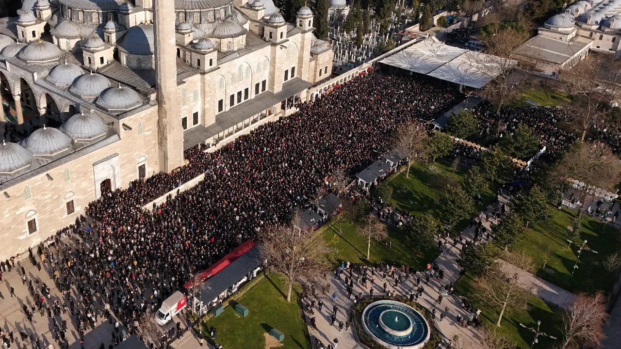 İlber Ortaylı son yolculuğuna böyle uğurlandı! Cenaze töreni havadan görüntülendi