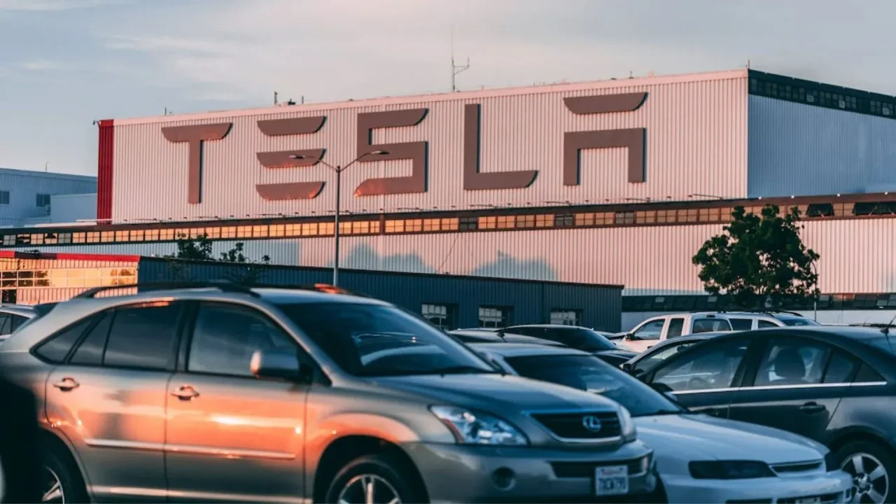 İşler değişmeye başladı: Tesla yükselişte, BYD kan kaybediyor