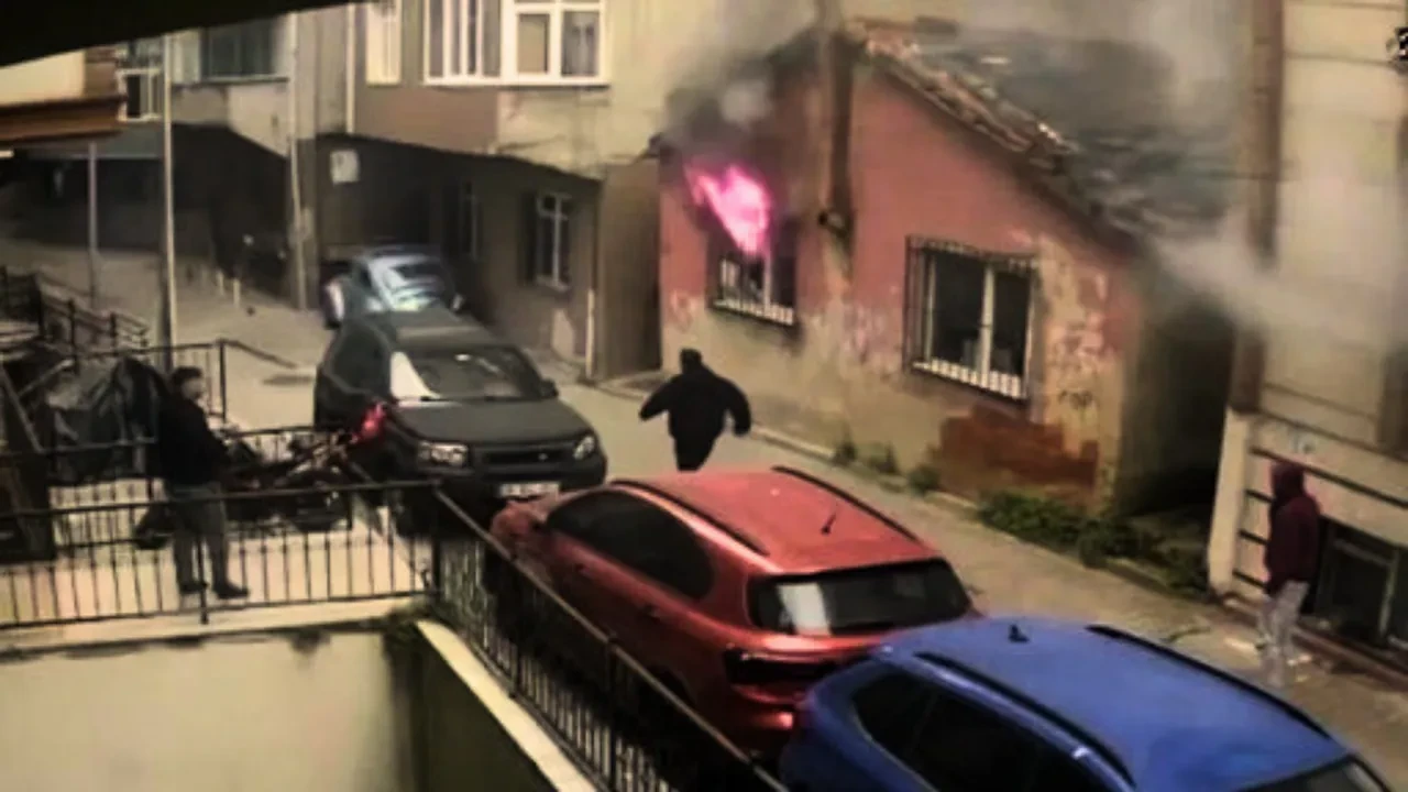 Kağıthane'de gecekondu alevlere teslim oldu: 1 kişi hayatını kaybetti