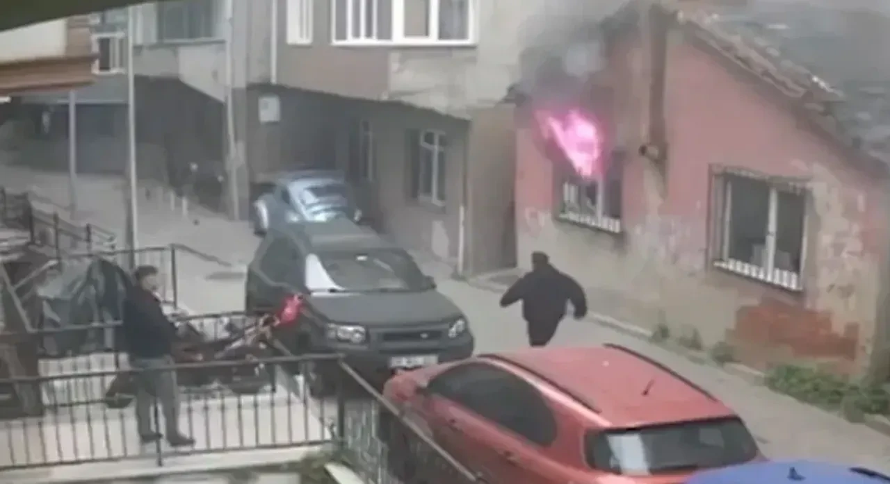 Kağıthane'de gecekondu alevlere teslim oldu: 1 kişi hayatını kaybetti