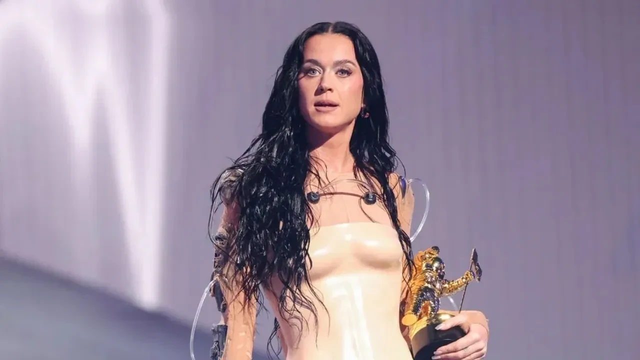 Katy Perry klibi için kendini ateşe verdi! Ünlü şarkıcı büyük bir facianın eşiğinden döndü