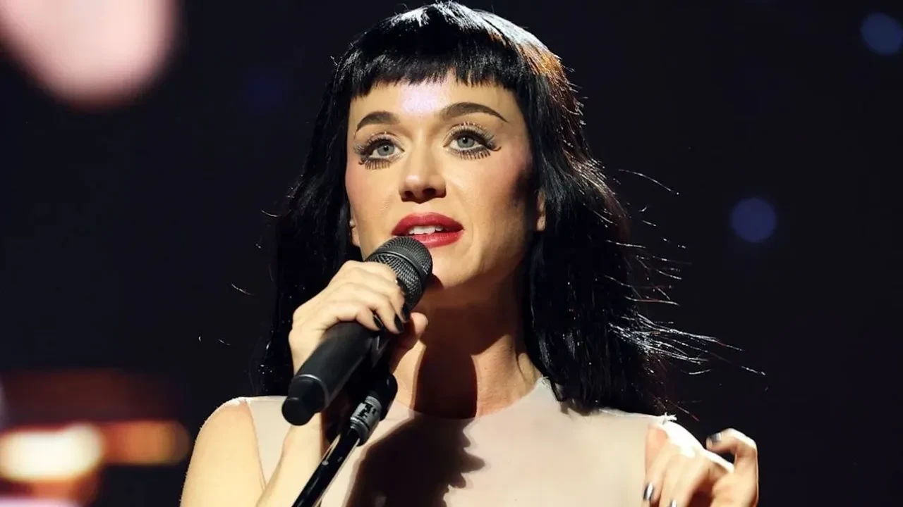 Katy Perry klibi için kendini ateşe verdi! Ünlü şarkıcı büyük bir facianın eşiğinden döndü