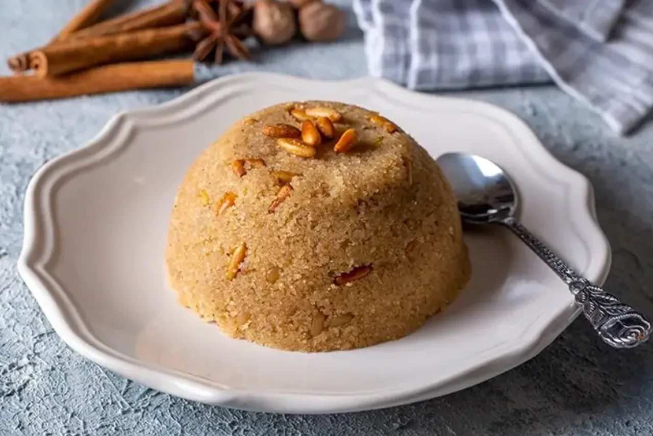 Komşulara dağıtmalık pratik tatlı tarifi! Ağızda kum gibi dağılan irmik helvası nasıl yapılır?