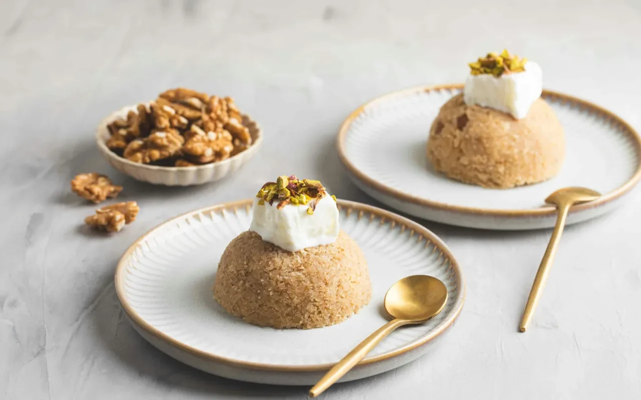 Komşulara dağıtmalık pratik tatlı tarifi! Ağızda kum gibi dağılan irmik helvası nasıl yapılır?