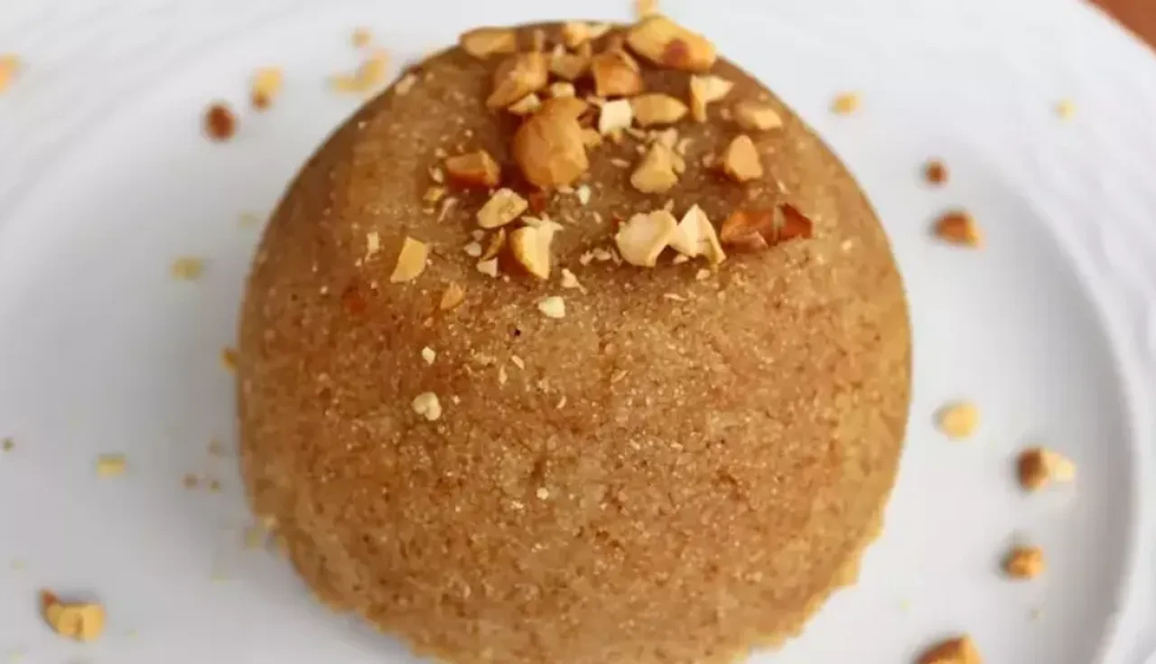 Komşulara dağıtmalık pratik tatlı tarifi! Ağızda kum gibi dağılan irmik helvası nasıl yapılır?