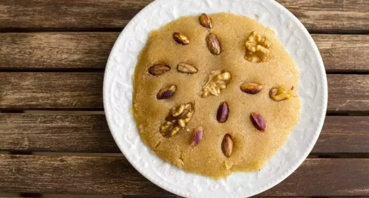 Komşulara dağıtmalık pratik tatlı tarifi! Ağızda kum gibi dağılan irmik helvası nasıl yapılır?