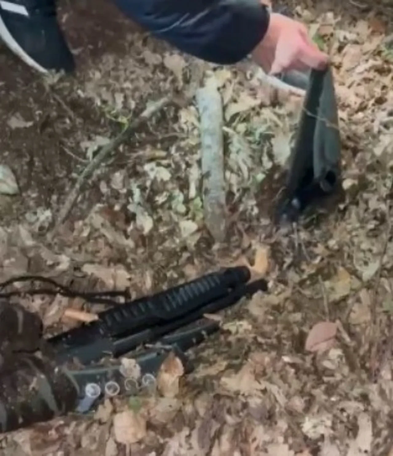 Kuyumcuya dehşeti yaşattılar! Silah kabzası ve tekmelerle feci şekilde darbettiler: İş yeri sahibi karşılık verince hızla kaçtılar  