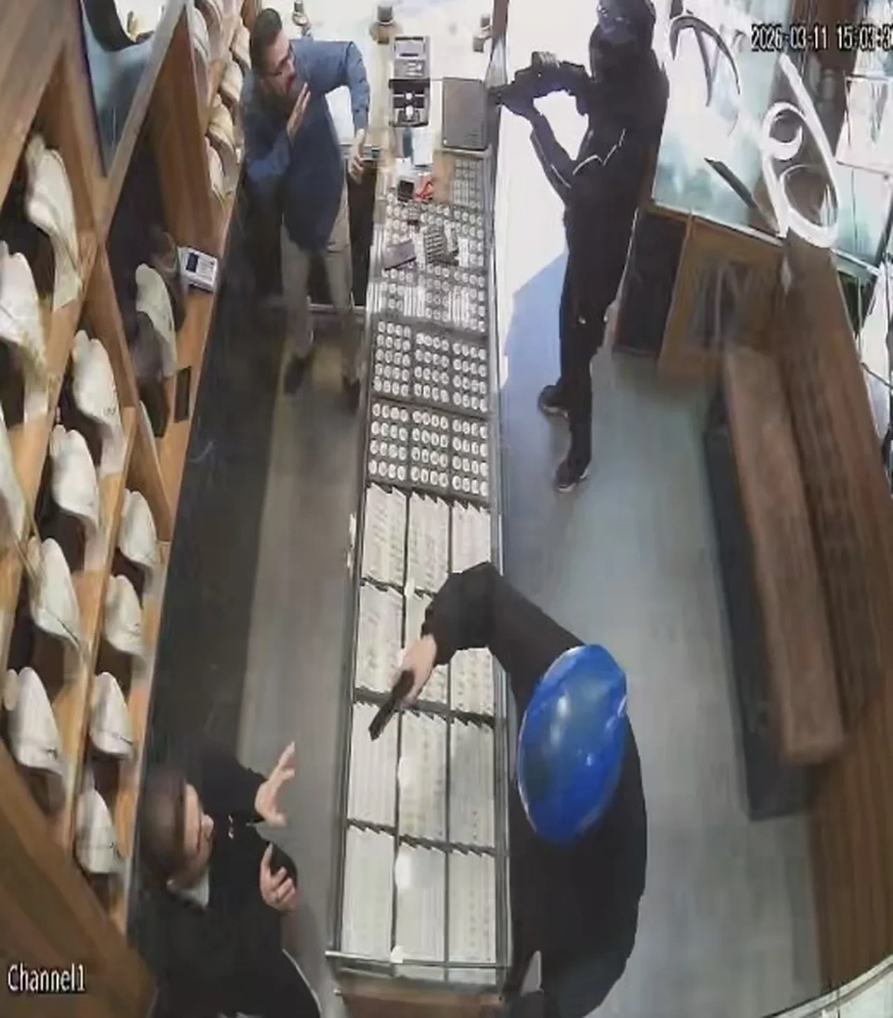 Kuyumcuya dehşeti yaşattılar! Silah kabzası ve tekmelerle feci şekilde darbettiler: İş yeri sahibi karşılık verince hızla kaçtılar  