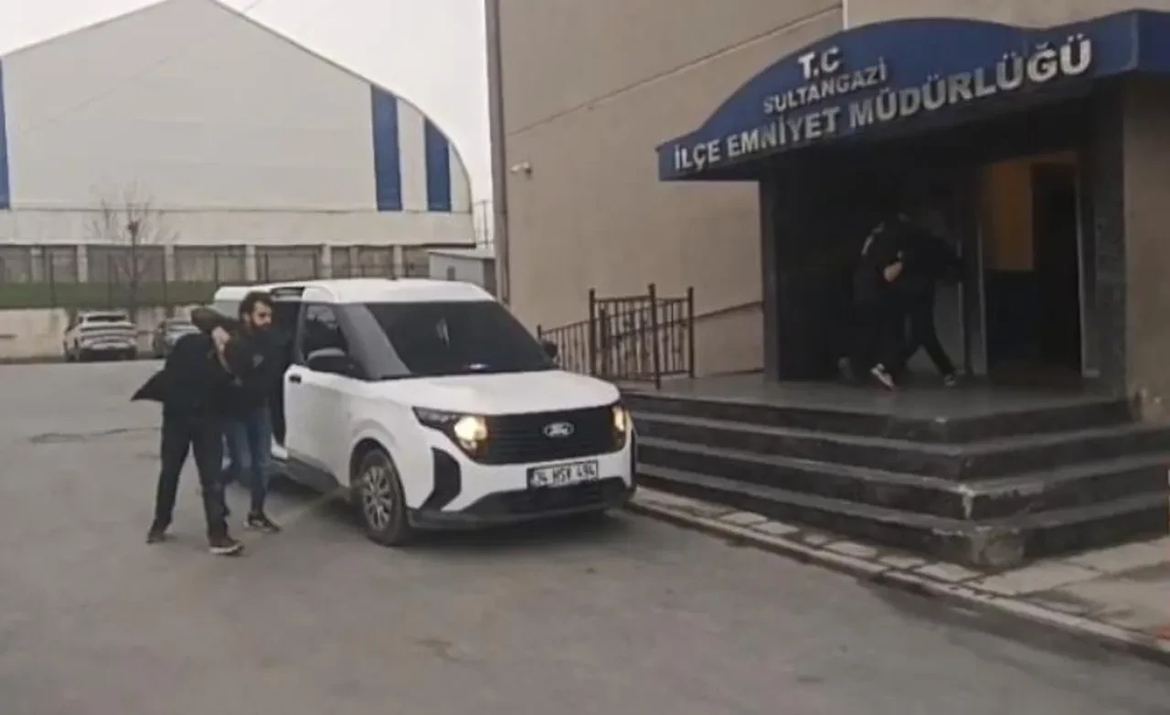 Kuyumcuya dehşeti yaşattılar! Silah kabzası ve tekmelerle feci şekilde darbettiler: İş yeri sahibi karşılık verince hızla kaçtılar  