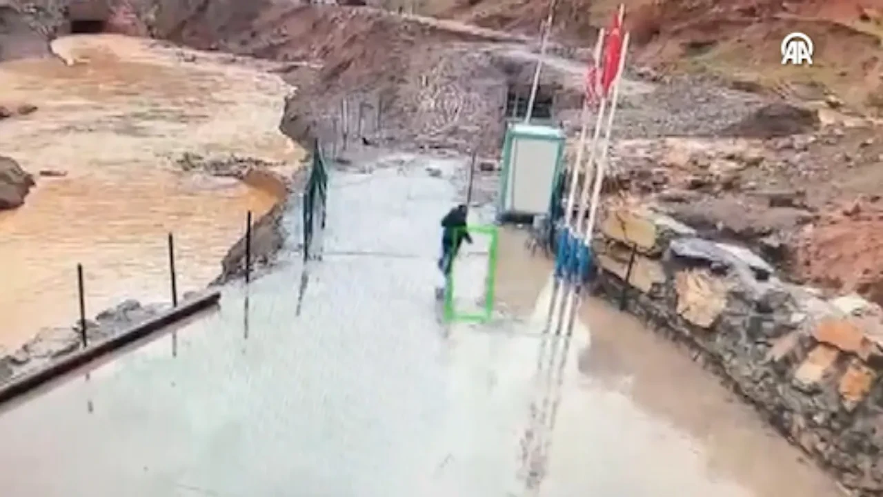 Ölümle burun buruna anlar! Selden kurtulan kişi ile köpek yavruları kamerada