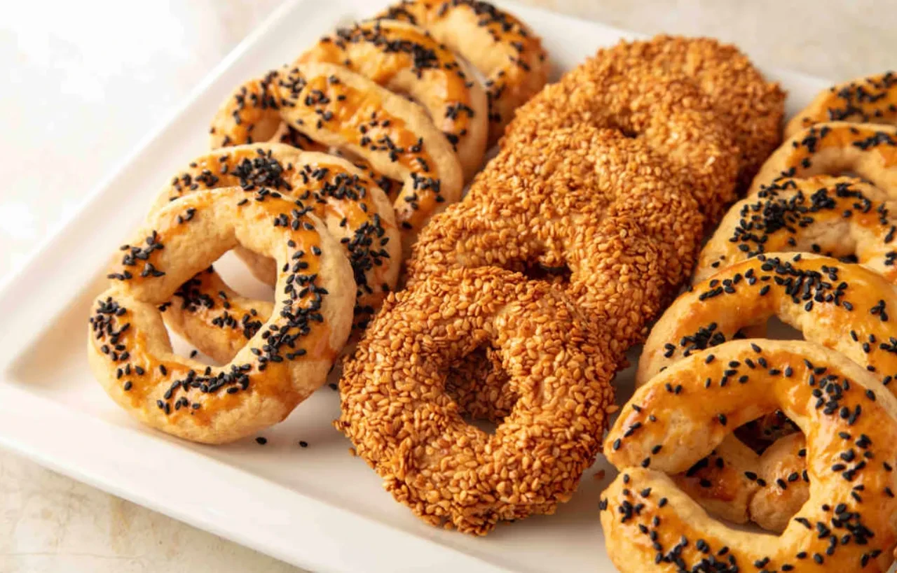 Susamlı gevrek kandil simidi tarifi! Pastanedekileri aratmayan kıyır kıyır kandil simidini evinizde kendiniz yapın