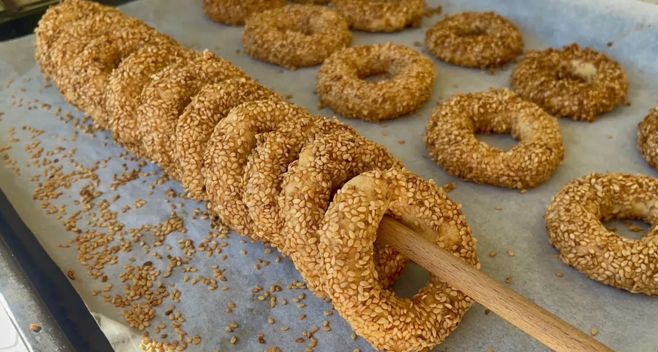 Susamlı gevrek kandil simidi tarifi! Pastanedekileri aratmayan kıyır kıyır kandil simidini evinizde kendiniz yapın