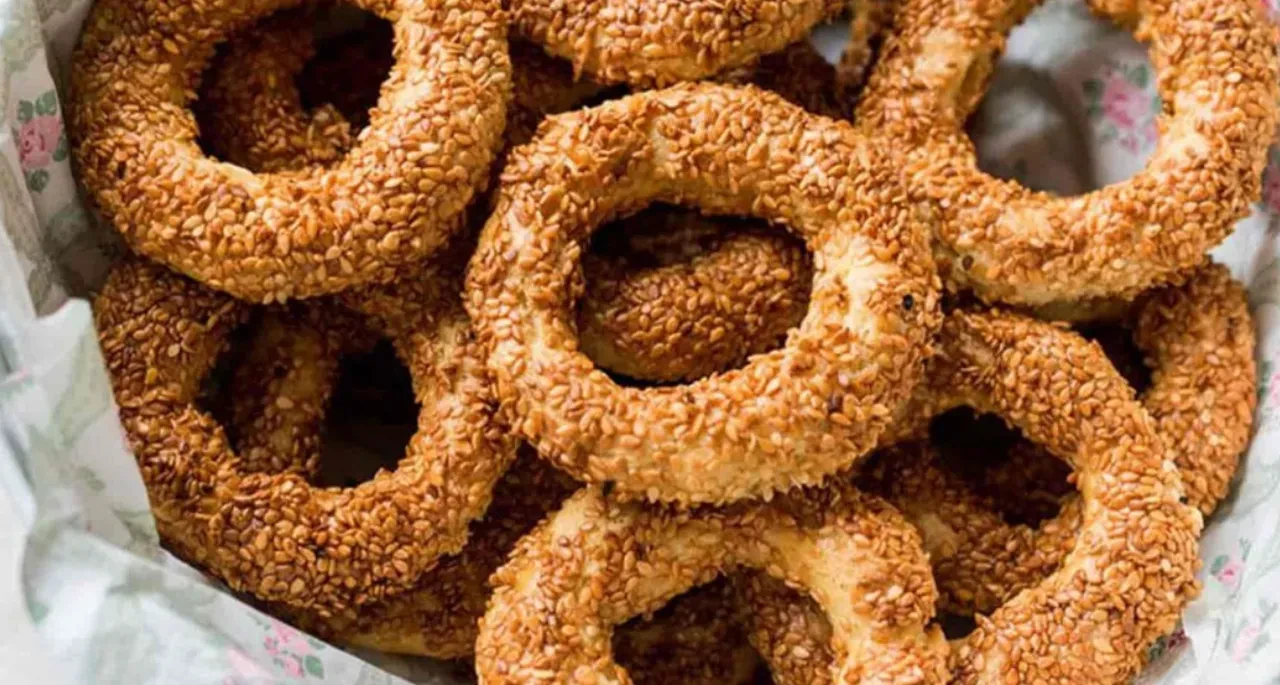 Susamlı gevrek kandil simidi tarifi! Pastanedekileri aratmayan kıyır kıyır kandil simidini evinizde kendiniz yapın