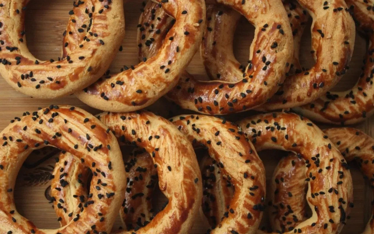 Susamlı gevrek kandil simidi tarifi! Pastanedekileri aratmayan kıyır kıyır kandil simidini evinizde kendiniz yapın