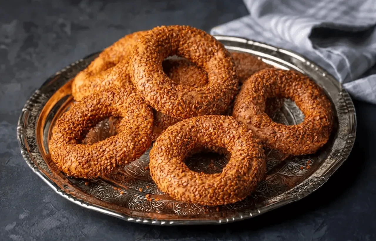 Susamlı gevrek kandil simidi tarifi! Pastanedekileri aratmayan kıyır kıyır kandil simidini evinizde kendiniz yapın