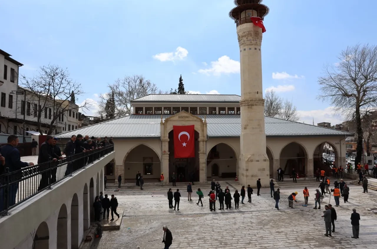 Ulu Cami, Kadir Gecesi'nde yeniden ibadete açıldı! Asırlık hafıza ayağa kalktı 