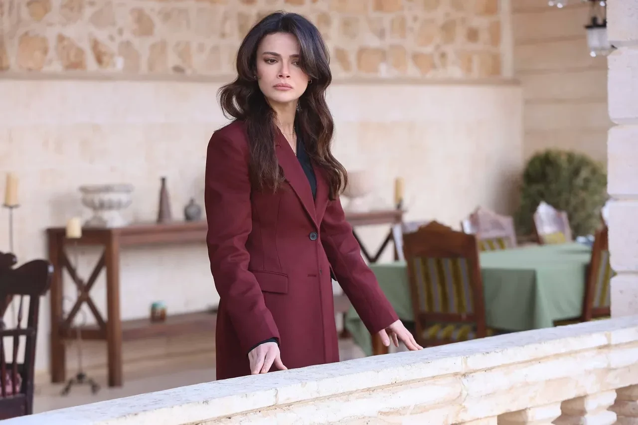 Uzak Şehir'in Alya'sı Sinem Ünsal son paylaşımıyla takipçilerini endişelendirdi