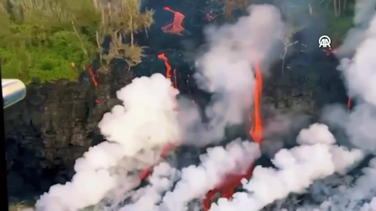 Yanardağdan fışkıran lavlar denize döküldü