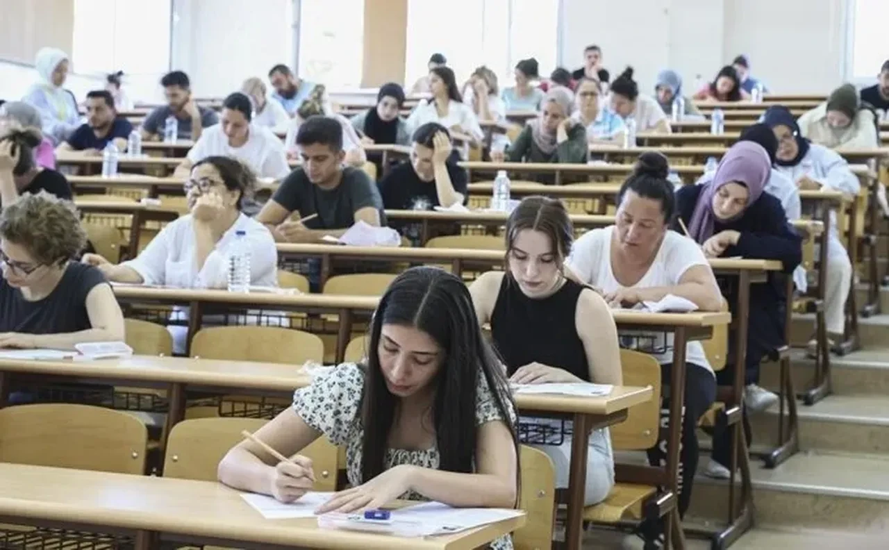 YKS başvurularında büyük düşüş! Gençler üniversiteye gitmekten vazgeçiyor