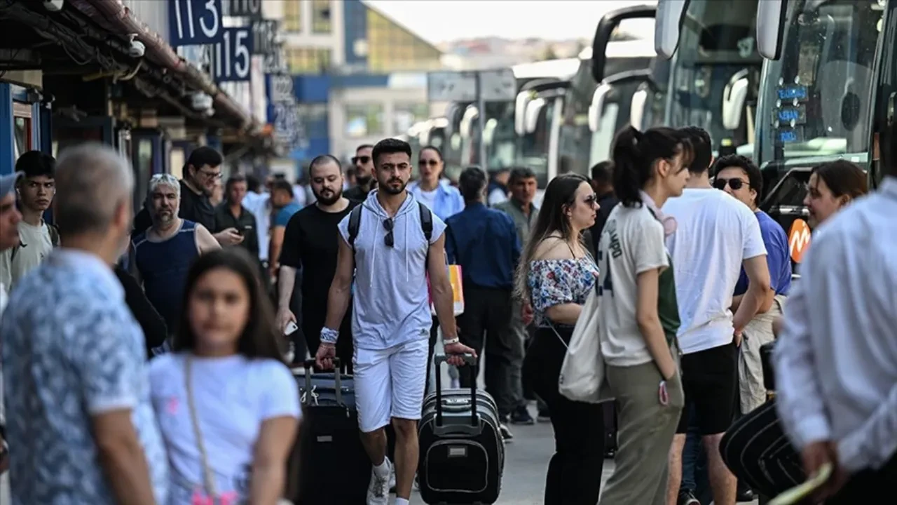 Bakan Uraloğlu bayram düzenlemesini duyurdu! Otobüs firmaları ek sefer yapacak 