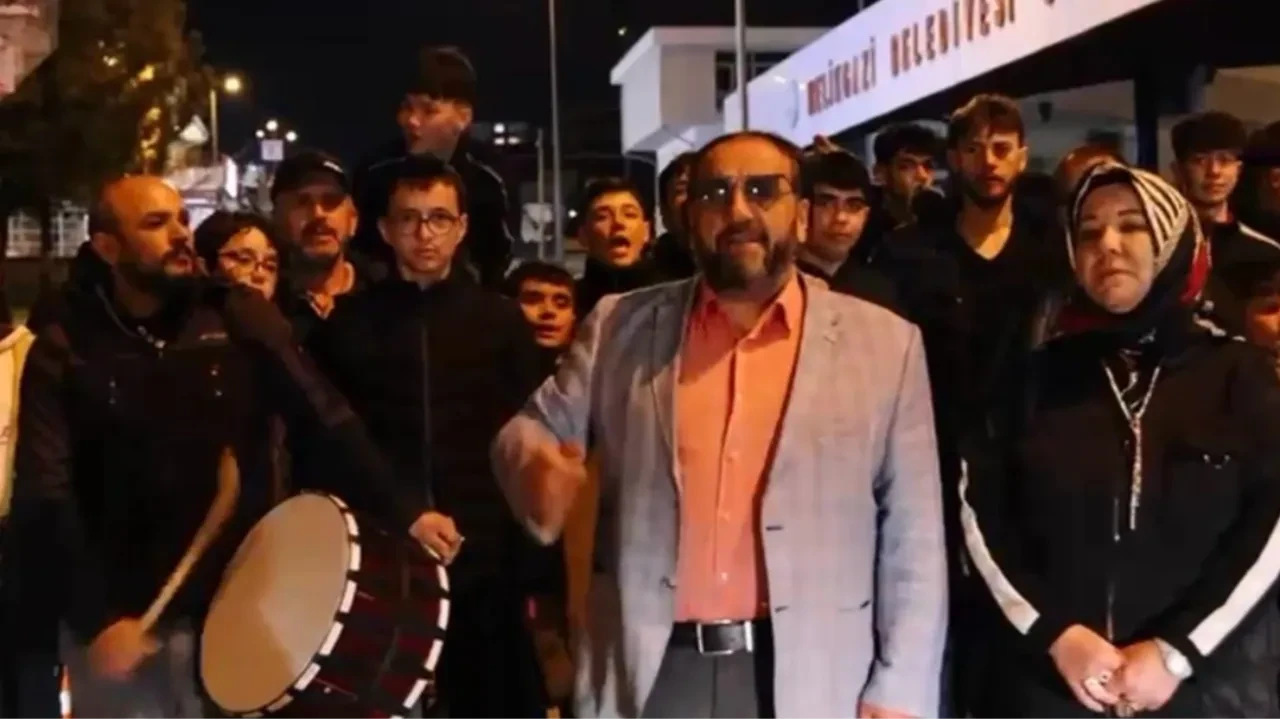 Bu sefer muhtar söyledi, mahalleli eşlik etti: Kayseri’de ‘Kabe’de Hacılar’ klibi çekildi