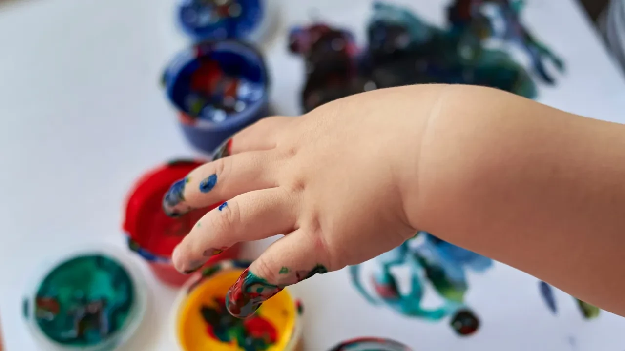 Çocuğunuzda varsa hemen imha edin! Bakanlık parmak boyasındaki tehlikeyi duyurdu