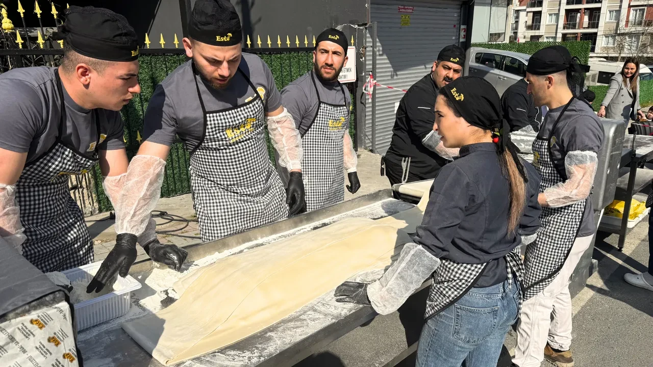 Dünyanın en büyük lahmacunu İstanbul'dan! 63 metre boyuyla Guinness’e girdi