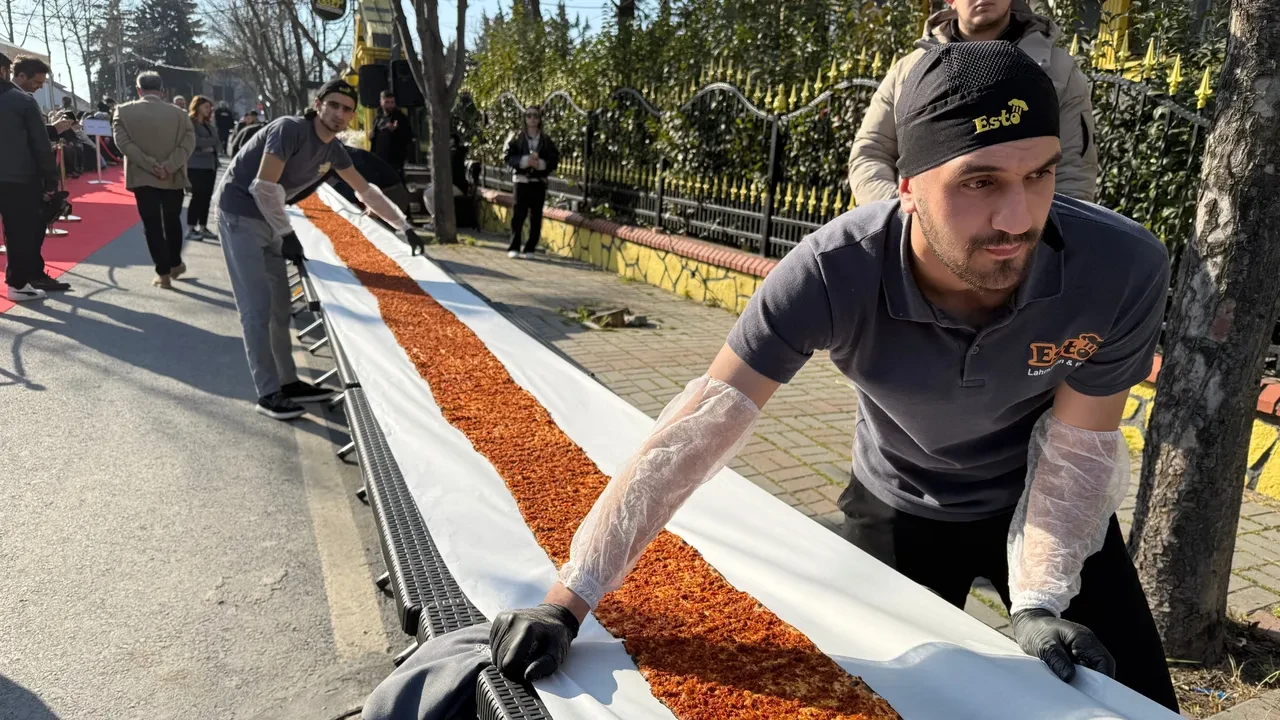Dünyanın en büyük lahmacunu İstanbul'dan! 63 metre boyuyla Guinness’e girdi