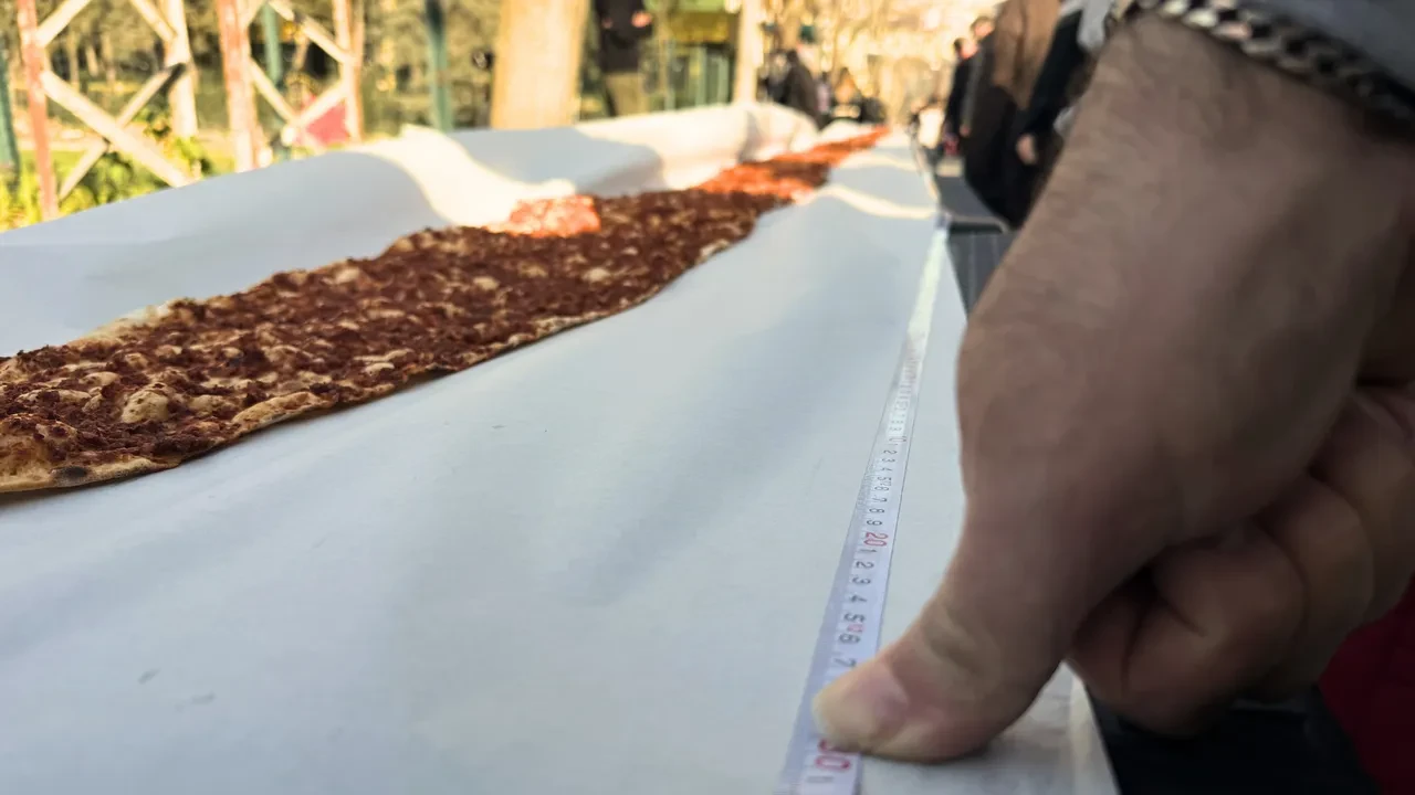 Dünyanın en büyük lahmacunu İstanbul'dan! 63 metre boyuyla Guinness’e girdi