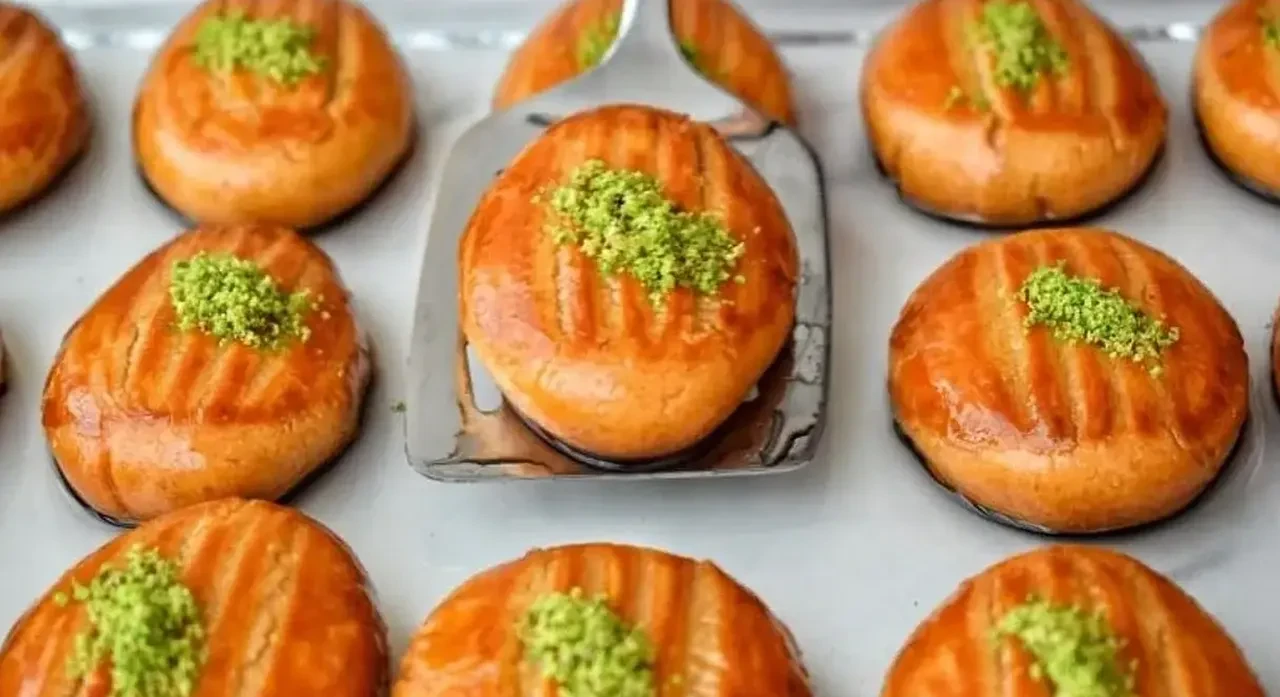 En pratik şerbetli bayram tatlısı: Ağızda kıyır kıyır dağılan şekerpare tarifi!