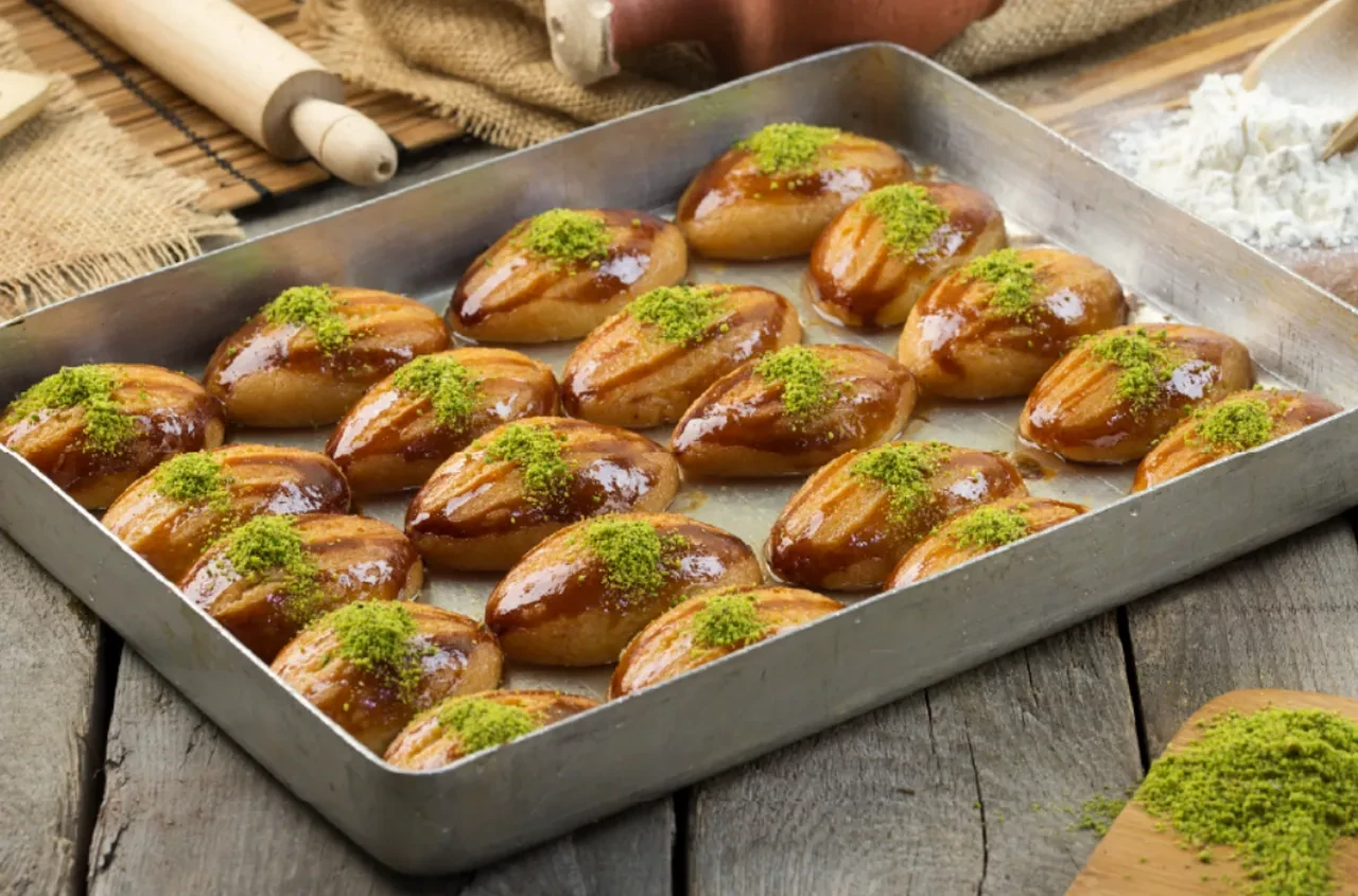 En pratik şerbetli bayram tatlısı: Ağızda kıyır kıyır dağılan şekerpare tarifi!