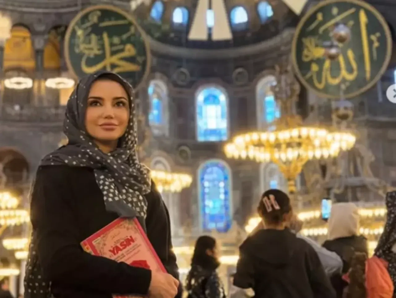 Esra Ezmeci başörtülü pozlarıyla çok konuşuldu! 