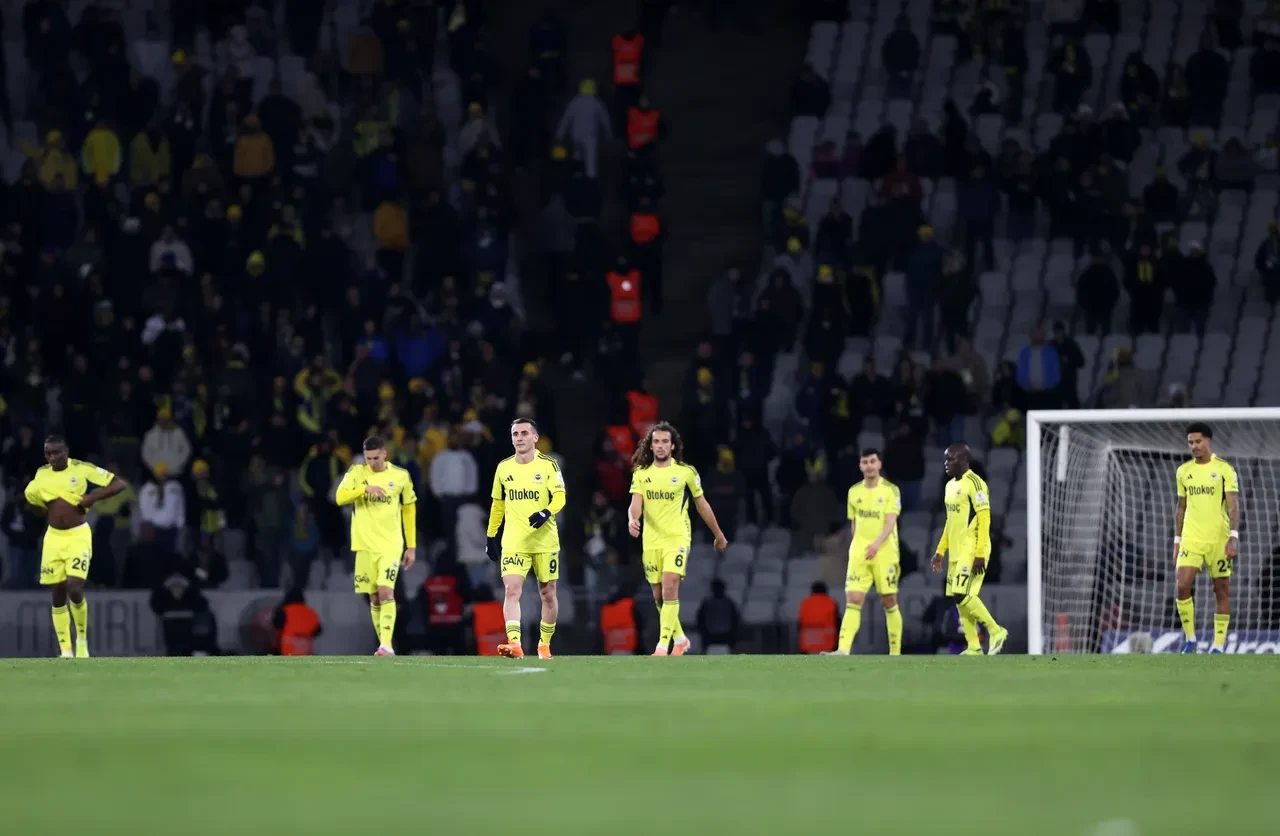 Fenerbahçe'de futbolcular Tedesco'ya siper oldu! "Tek sorumlu Tedesco değil"