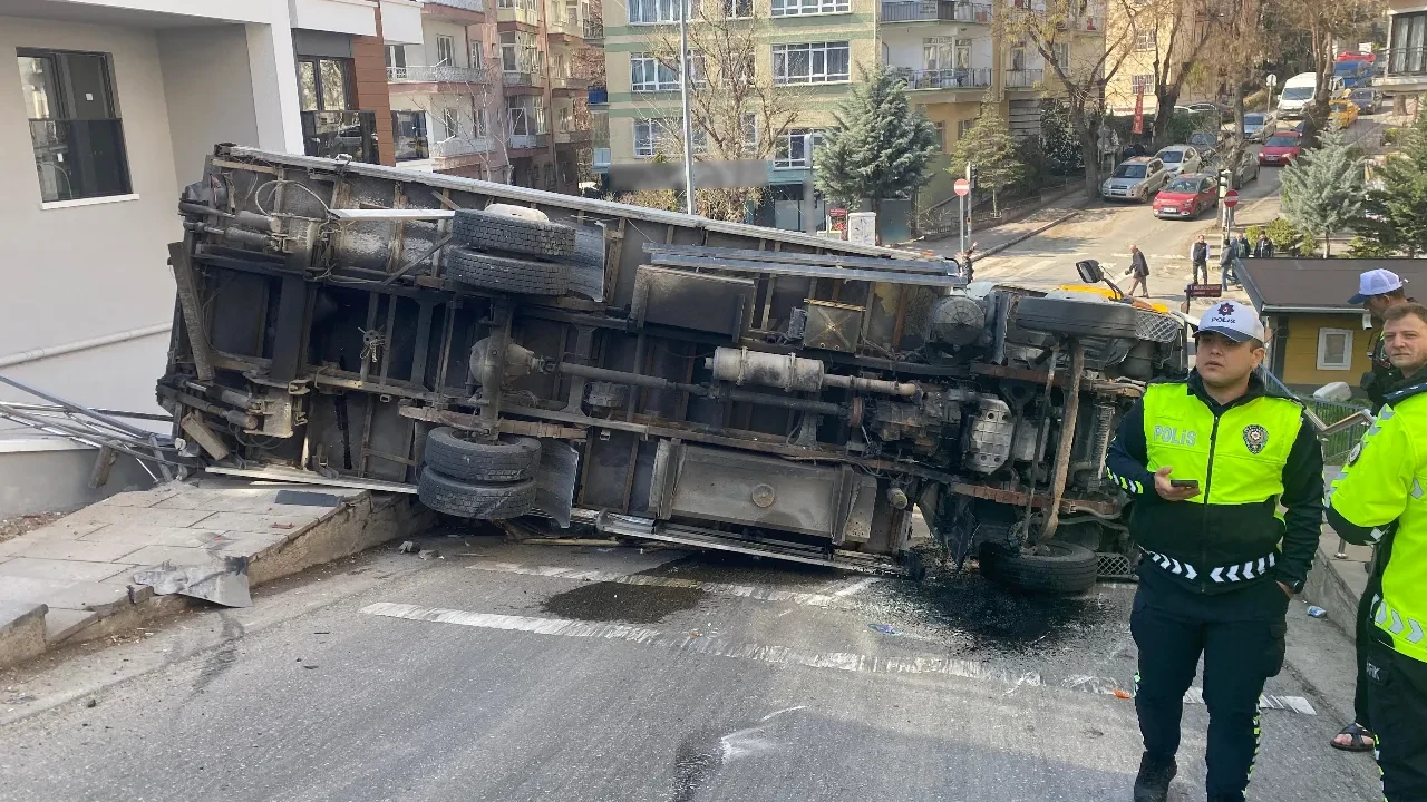 Hızını ayarlayamayan kamyonet devrildi! Ankara'daki kaza anı kamerada