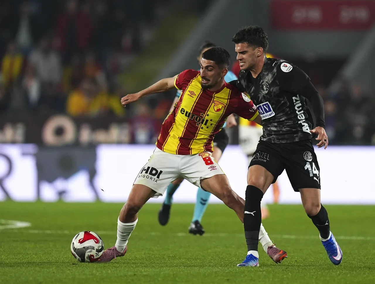 Kadın hakem Asen Albayrak'ın VAR konuşmaları gündem oldu! Göztepe-Alanyaspor maçında kararını değiştirmedi