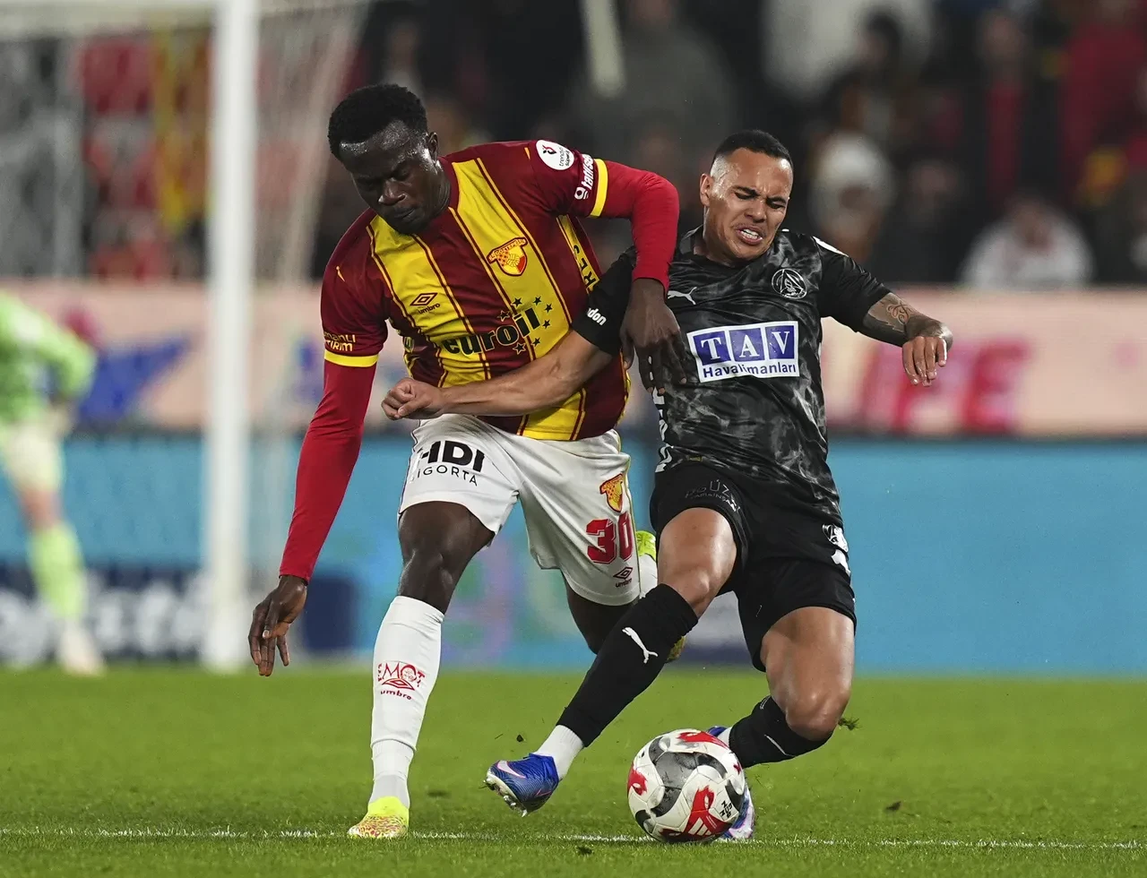 Kadın hakem Asen Albayrak'ın VAR konuşmaları gündem oldu! Göztepe-Alanyaspor maçında kararını değiştirmedi