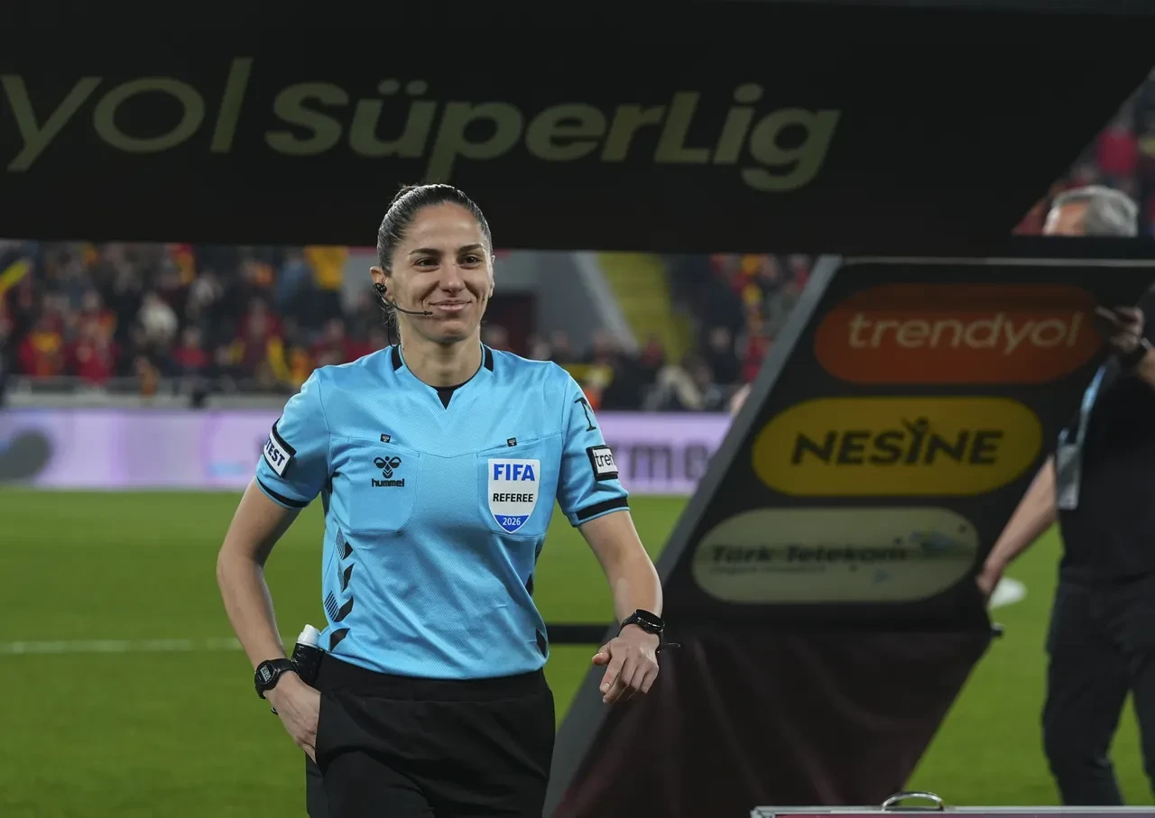 Kadın hakem Asen Albayrak'ın VAR konuşmaları gündem oldu! Göztepe-Alanyaspor maçında kararını değiştirmedi