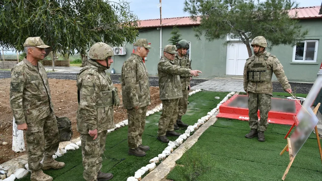 Kara Kuvvetleri Komutanı Metin Tokel KKTC'de birlikleri denetledi