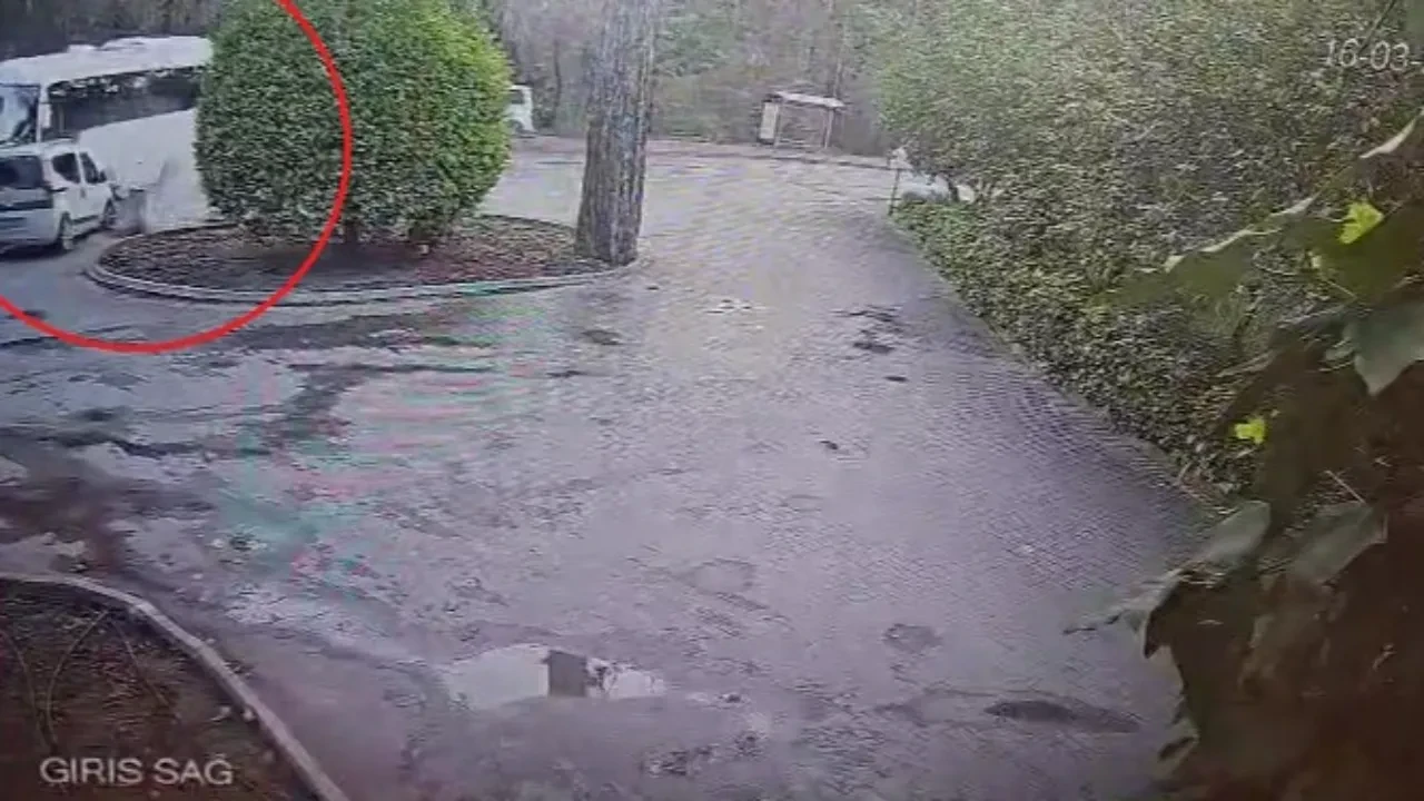 Manavgat'ta korkutan kaza: Otobüs ile hafif ticari aracın çarpışma anı kamerada!