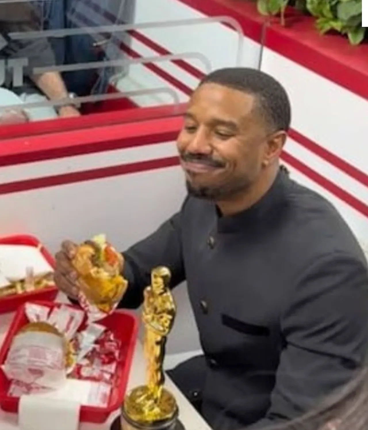 Michael B. Jordan Oscar ödülünü aldı, soluğu hamburgercide aldı