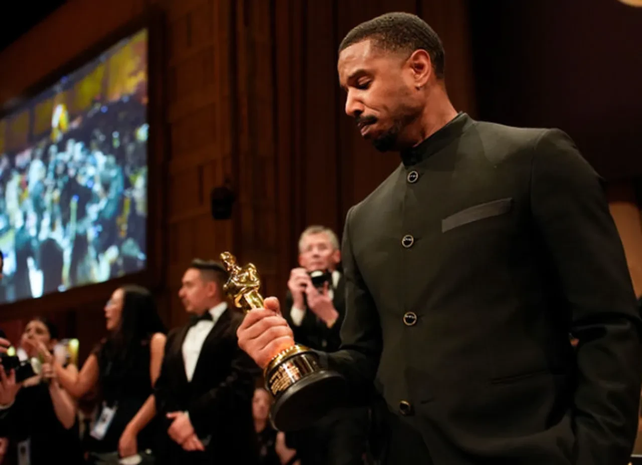 Michael B. Jordan Oscar ödülünü aldı, soluğu hamburgercide aldı