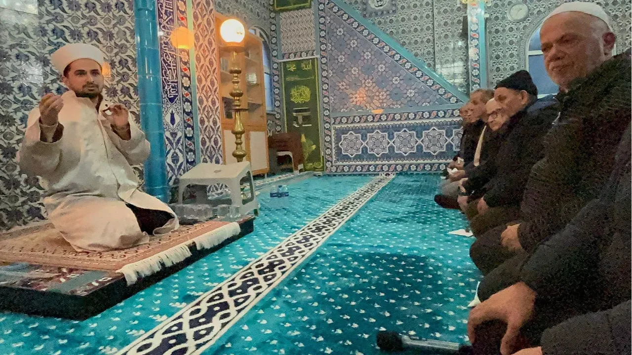 Namazda 'Bartın çiftetellisi', 'Azdavaylı Safiye' krizi! İmam tepkisini dile getirdi