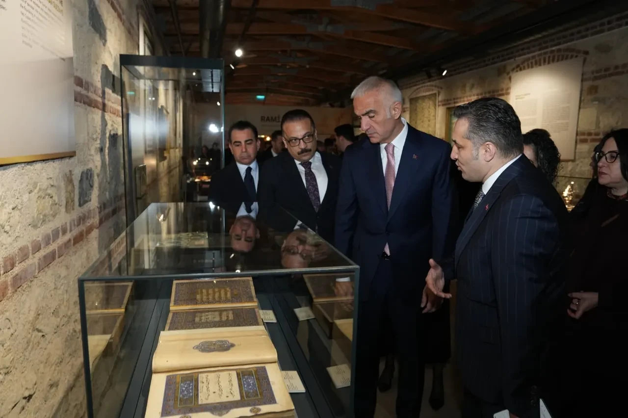 Osmanlı Sultanlarının kutsal emanet hürmeti gün yüzüne çıktı: İki İznik çinisi yıllar sonra yeniden Türkiye’de! 