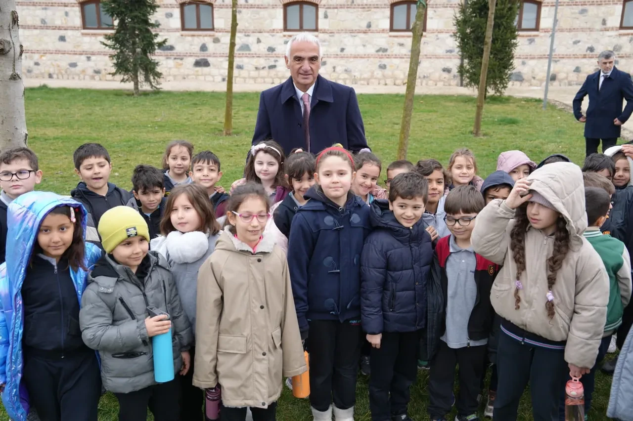 Osmanlı Sultanlarının kutsal emanet hürmeti gün yüzüne çıktı: İki İznik çinisi yıllar sonra yeniden Türkiye’de! 