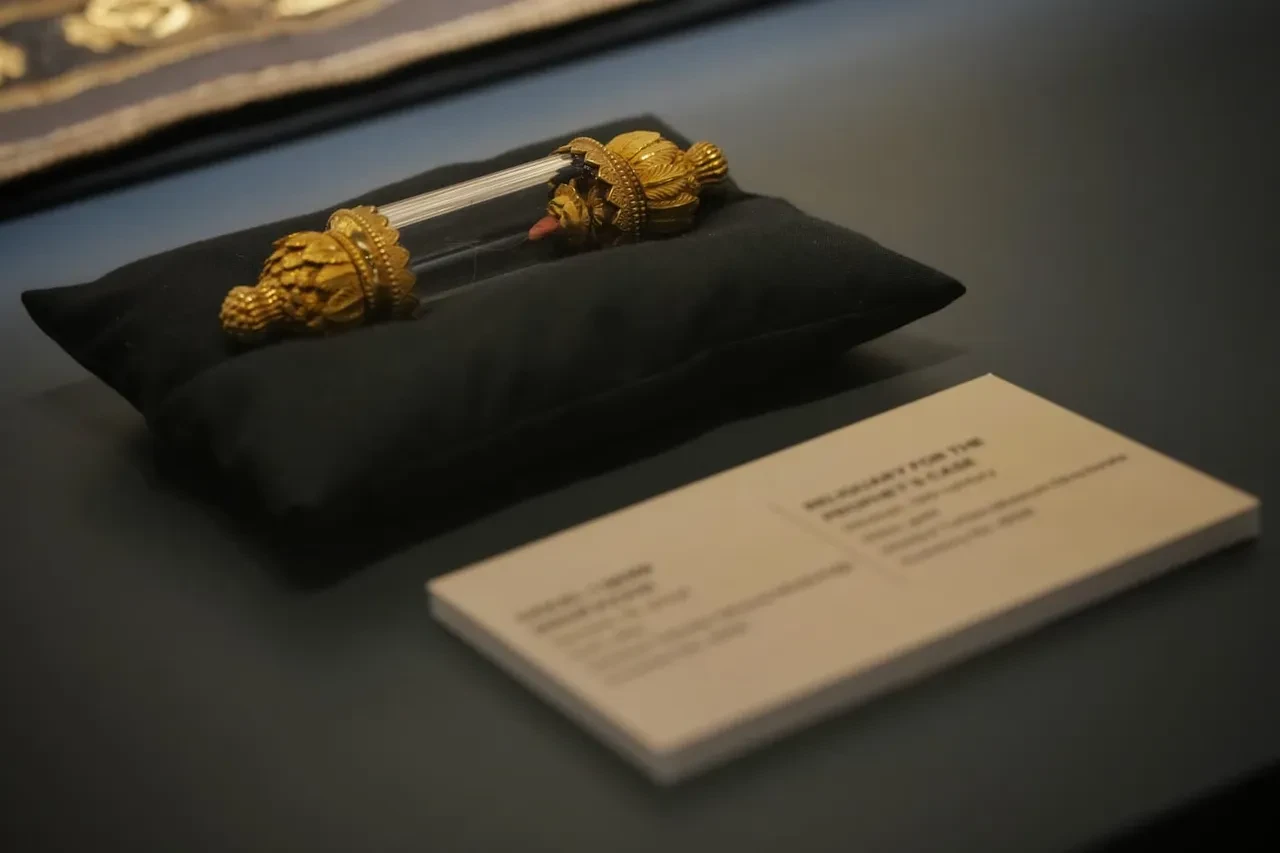 Osmanlı Sultanlarının kutsal emanet hürmeti gün yüzüne çıktı: İki İznik çinisi yıllar sonra yeniden Türkiye’de! 