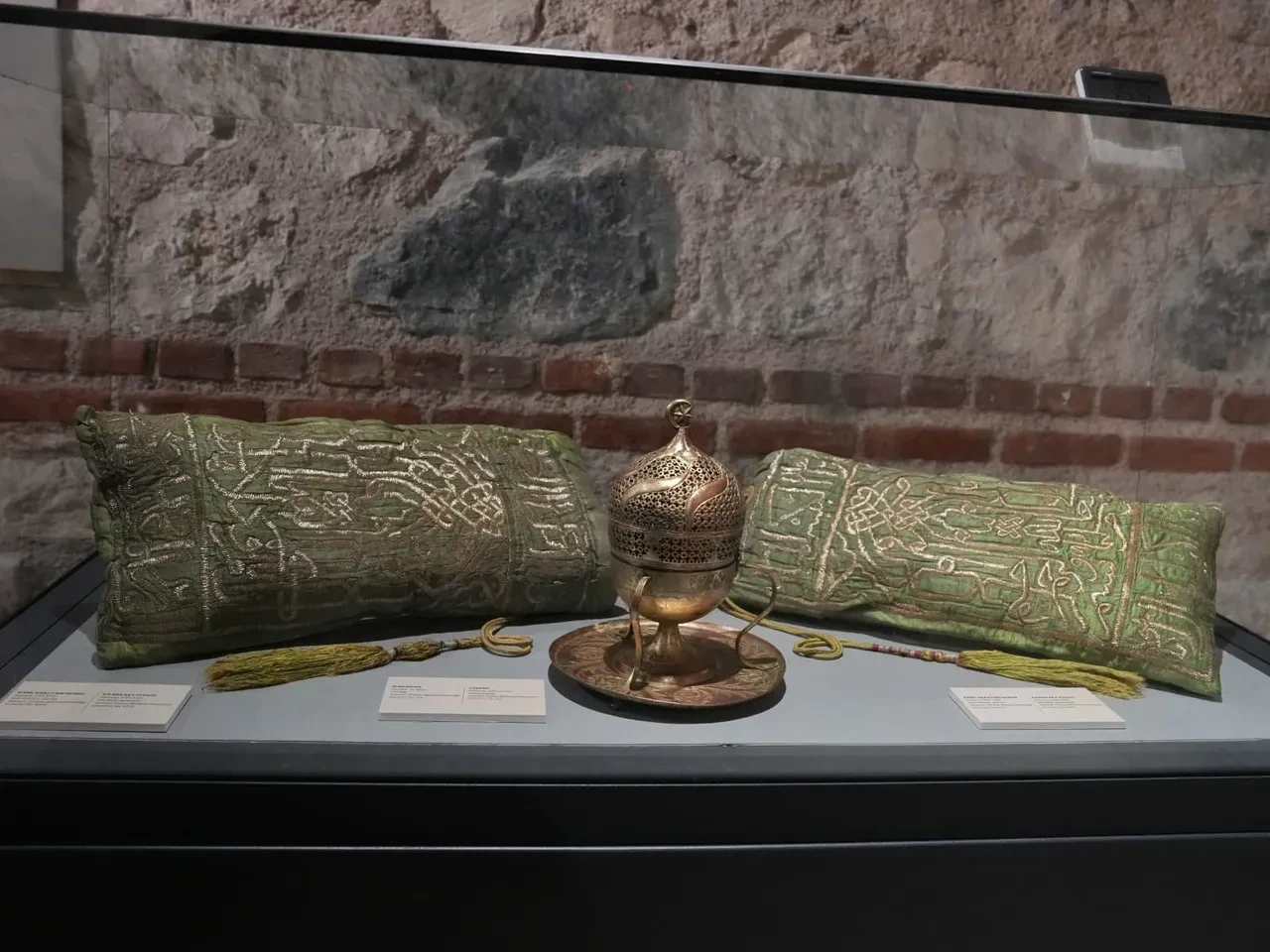 Osmanlı Sultanlarının kutsal emanet hürmeti gün yüzüne çıktı: İki İznik çinisi yıllar sonra yeniden Türkiye’de! 