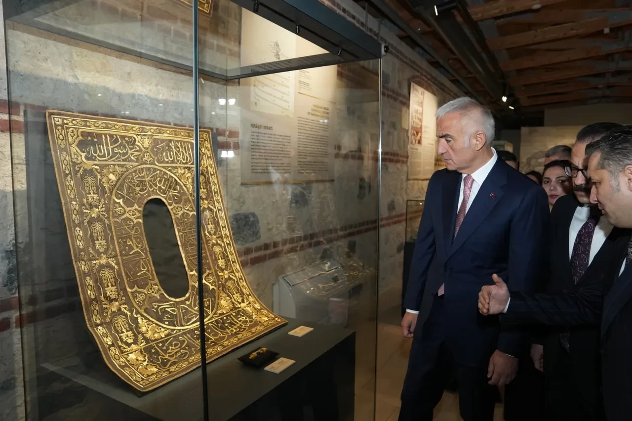 Osmanlı Sultanlarının kutsal emanet hürmeti gün yüzüne çıktı: İki İznik çinisi yıllar sonra yeniden Türkiye’de! 