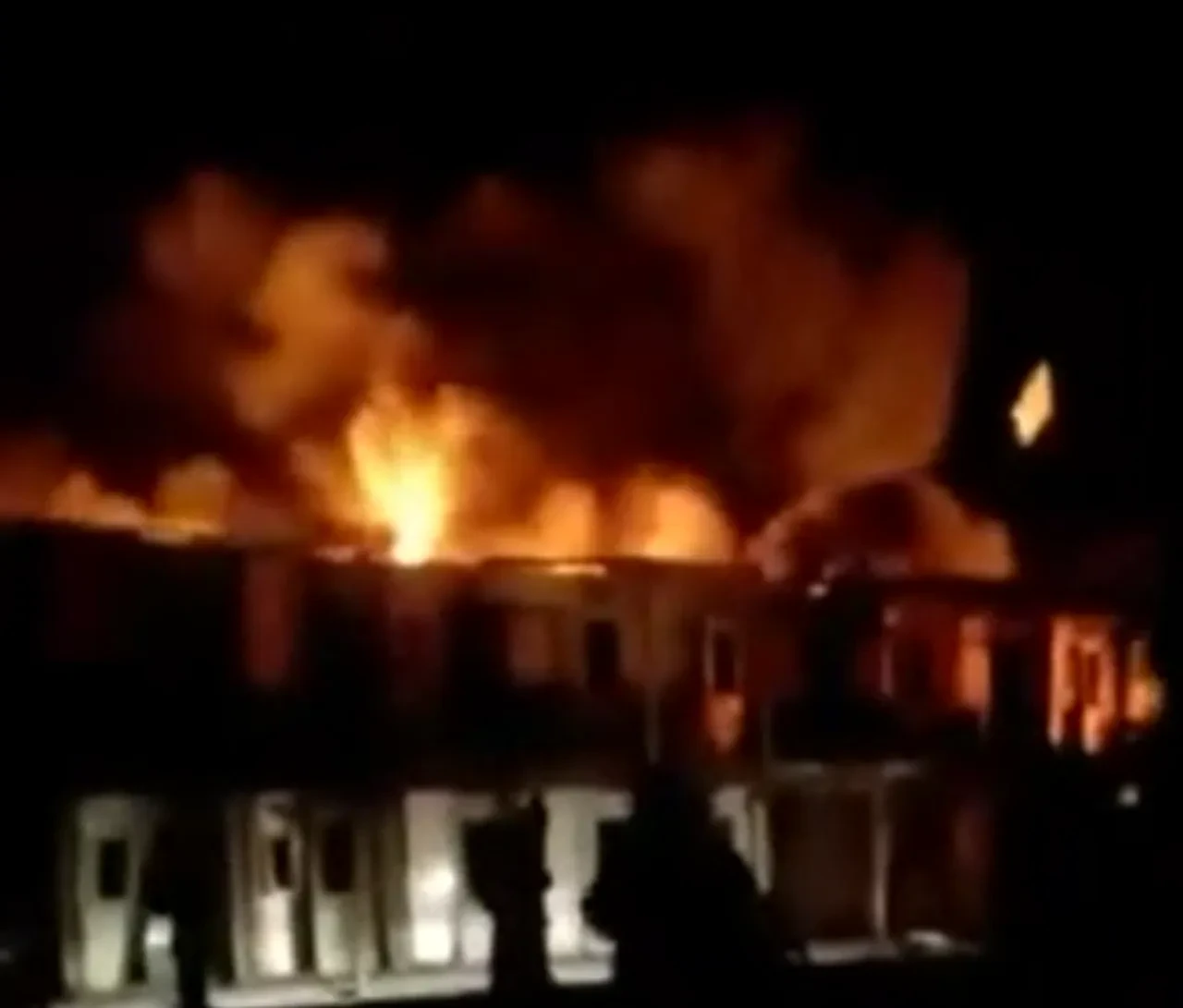 Pakistan Afganistan'da hastaneyi vurdu: En az 400 ölü