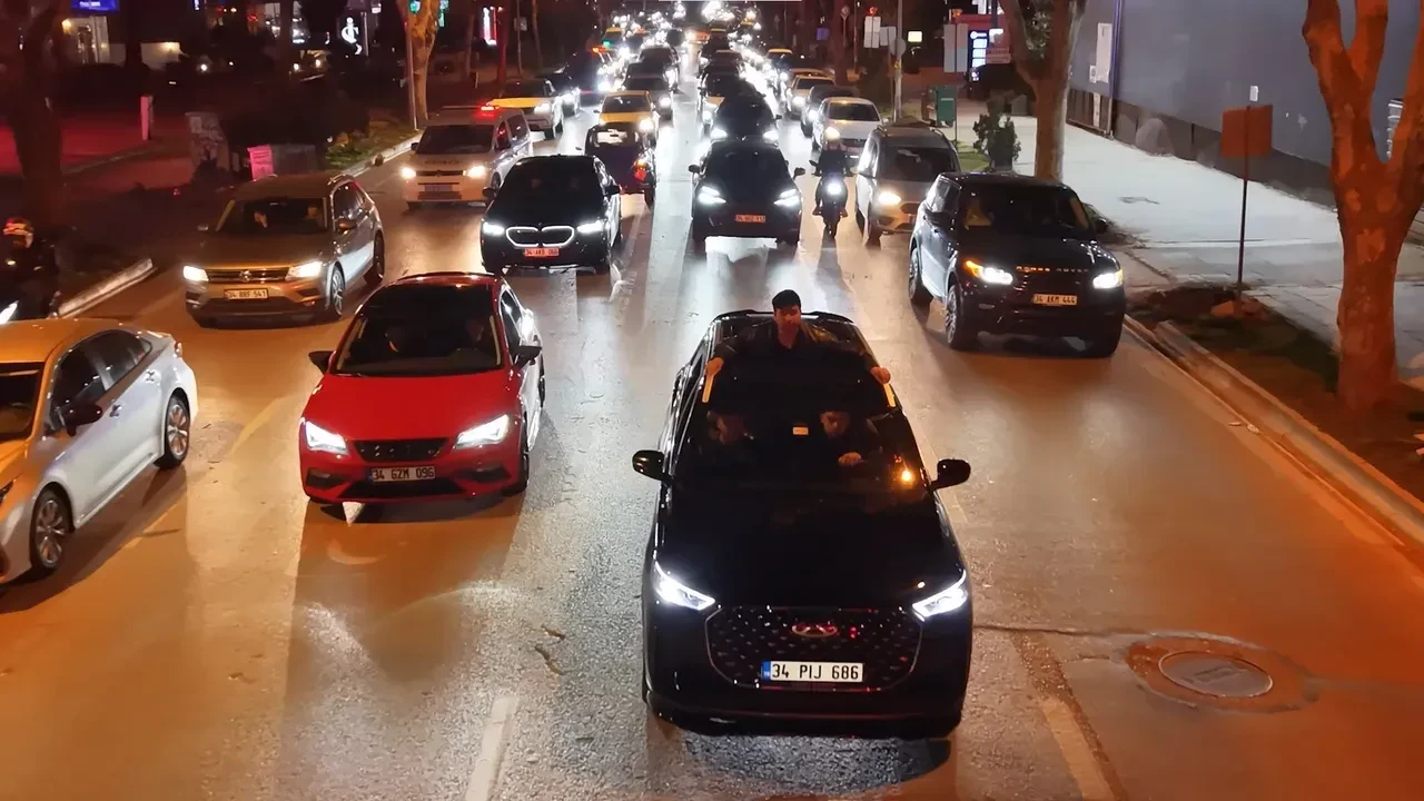 Sunroof'tan dışarı çıktı, dronu görünce içeri kaçtı: Ceza kaçınılmaz oldu!