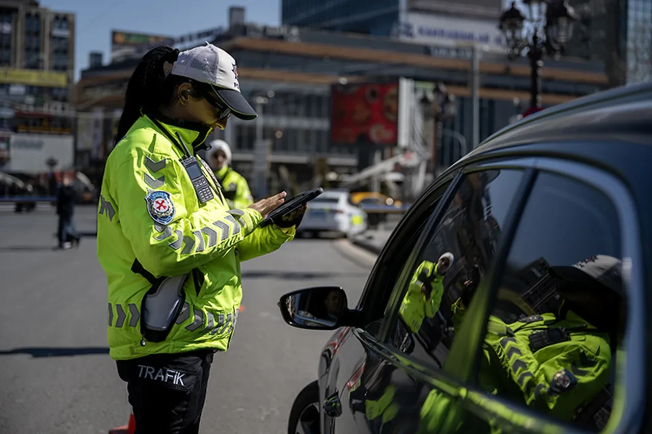 Sunroof'tan dışarı çıktı, dronu görünce içeri kaçtı: Ceza kaçınılmaz oldu!